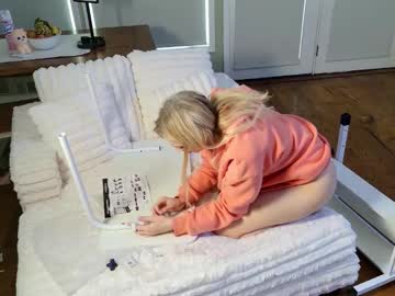 ellalowe's chat room