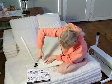 ellalowe's chat room