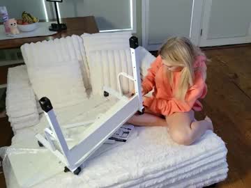 ellalowe's chat room