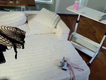 ellalowe's chat room