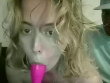 toofreakyforu's chat room