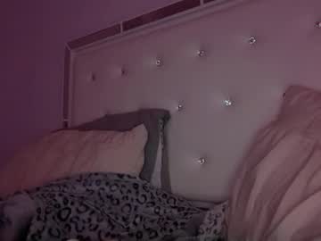 theblondeetwinss's chat room