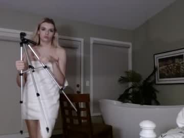 ellalowe's chat room